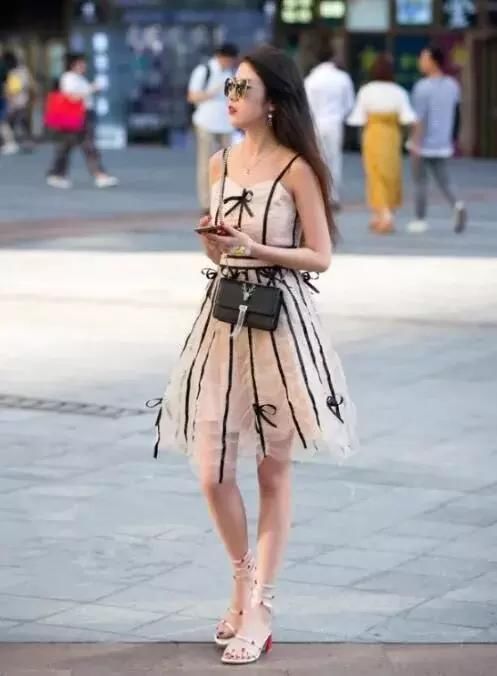 美女在缅甸小勐拉财神国际散步，高雅美丽皮肤柔嫩，长腿女神啊！