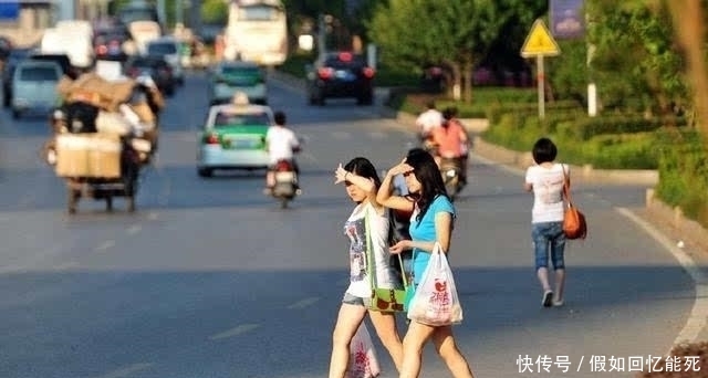 巴铁美女们来中国重庆旅游,却躲着不敢出门,直言：你们不热吗！