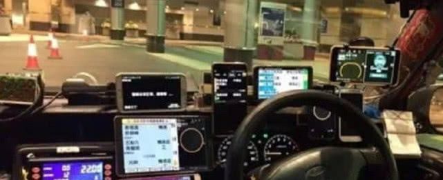 在香港坐出租车，你会发现方向盘旁边有很多手机，原来是这个原因