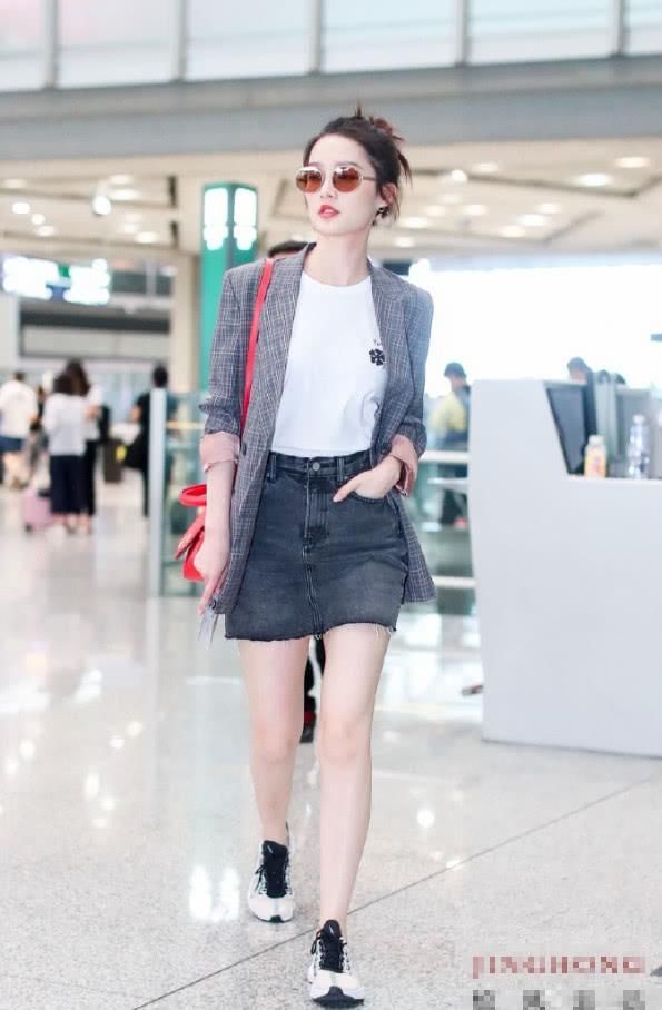 当裴秀智与李沁同穿西装配短裙，终于明白什么叫身材与气质并存!