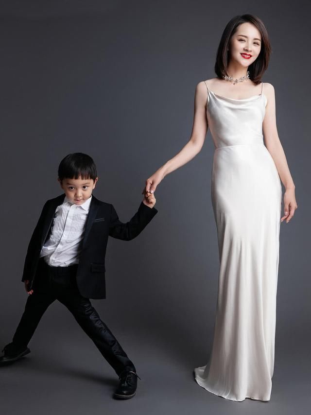 霍思燕也太会打扮嗯哼了，辣妈邓莎也不差，大麟子变身时髦精!