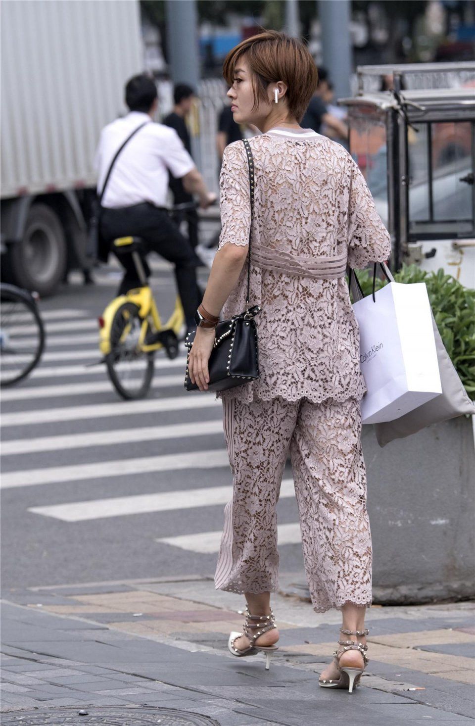 街拍:穿雷斯莎装的姑娘，尽显华丽高雅气质