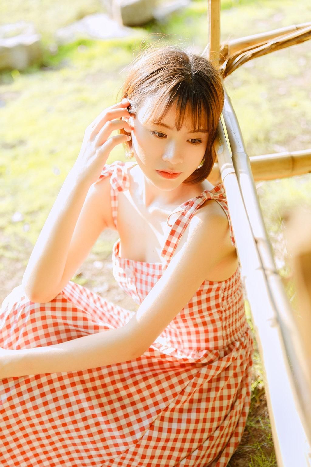 低胸吊带丰满美女性感清新写真