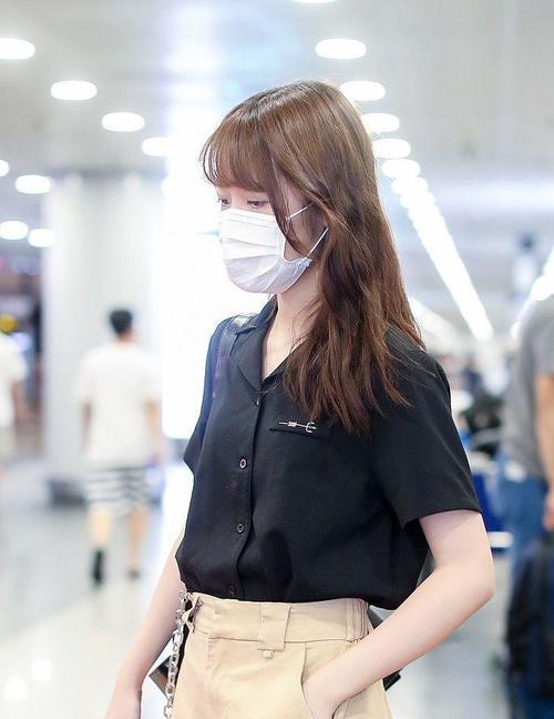 长江七号的徐娇长大了，素颜现身机场，毫无朝气！