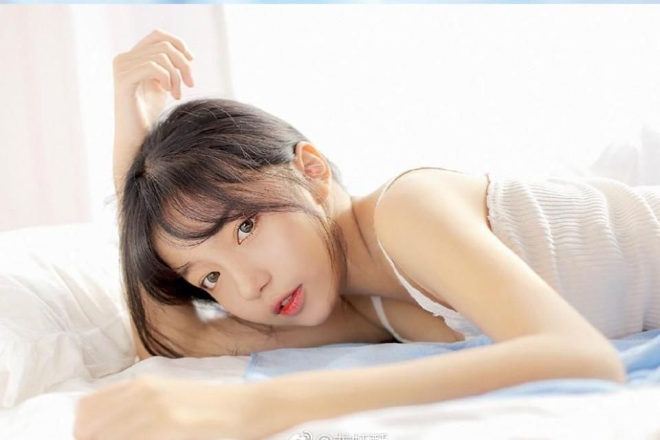 大胸美眉丰满妩媚童颜巨乳吊带诱人私房写真