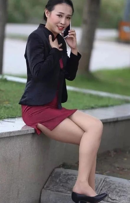 逛街的小姐姐职业装下显妩媚身姿，台阶休息一刻，也躲不过工作上