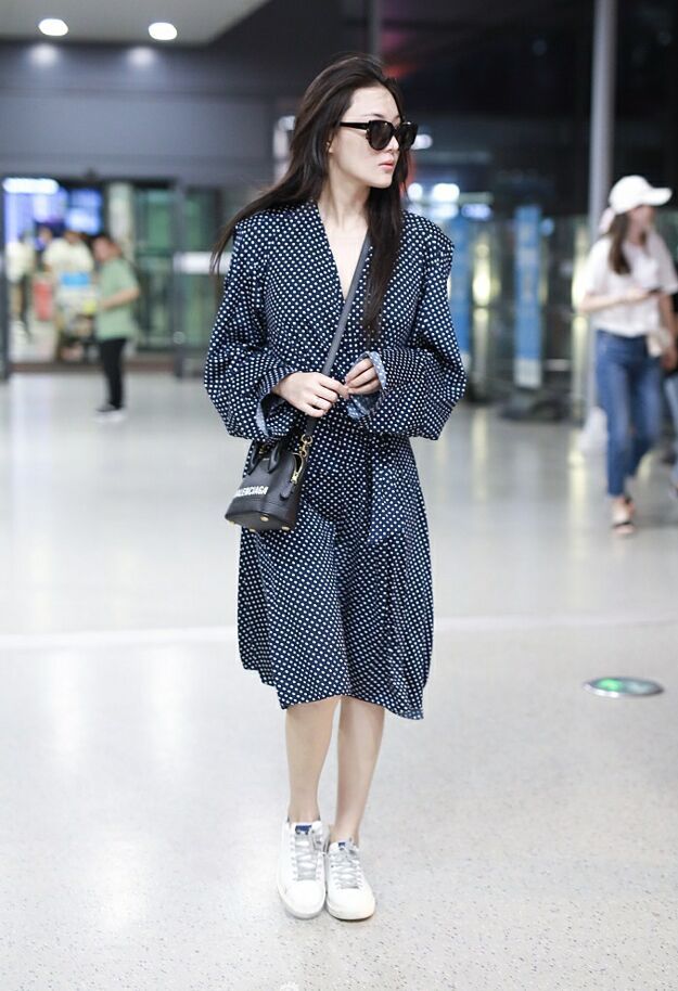 张馨予瘦了?这么大的连衣裙随意穿出门,网友:是要来机场唱戏?