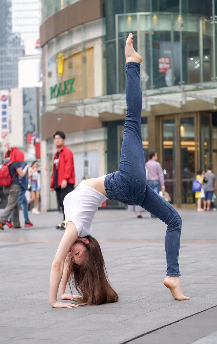 街拍路人,盛装出行不如简简单单的穿搭,既时尚又舒适