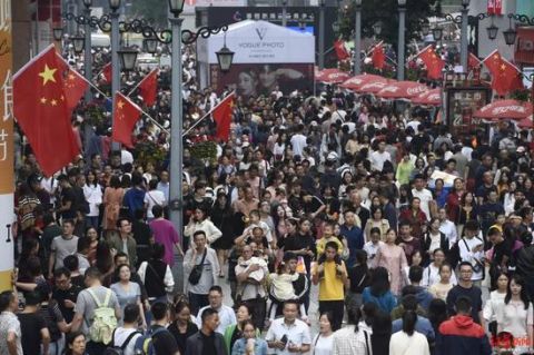 今年的国庆假期 长城外滩西湖全变“人粥”