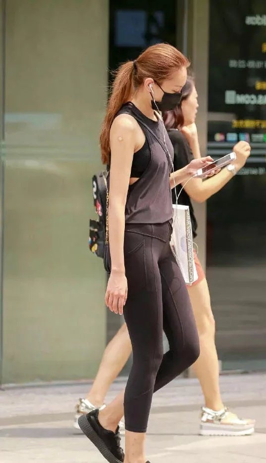 气质小姐姐紧身装体现健身的好处，紧身裤下的筷子腿散发出迷人的