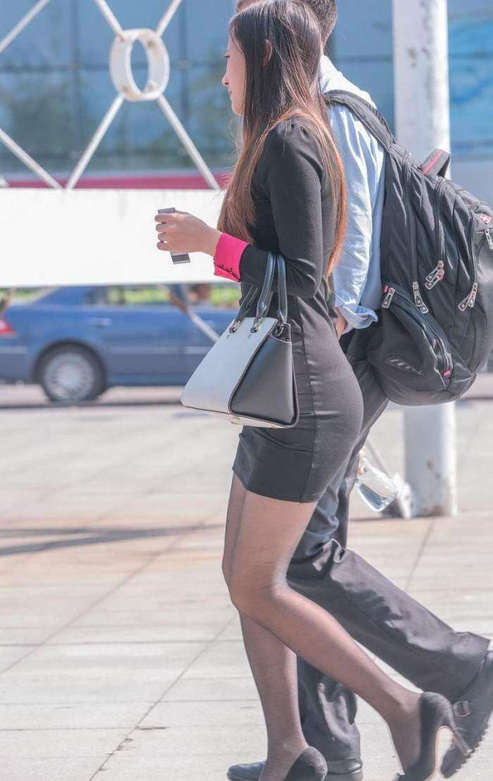 街拍: 恩爱逛街的丰满小姐姐, 真羡慕她男朋友