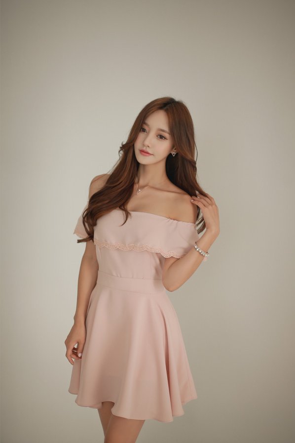 美女时尚穿搭:园艺刺绣边抹胸恬静曼妙洋裙