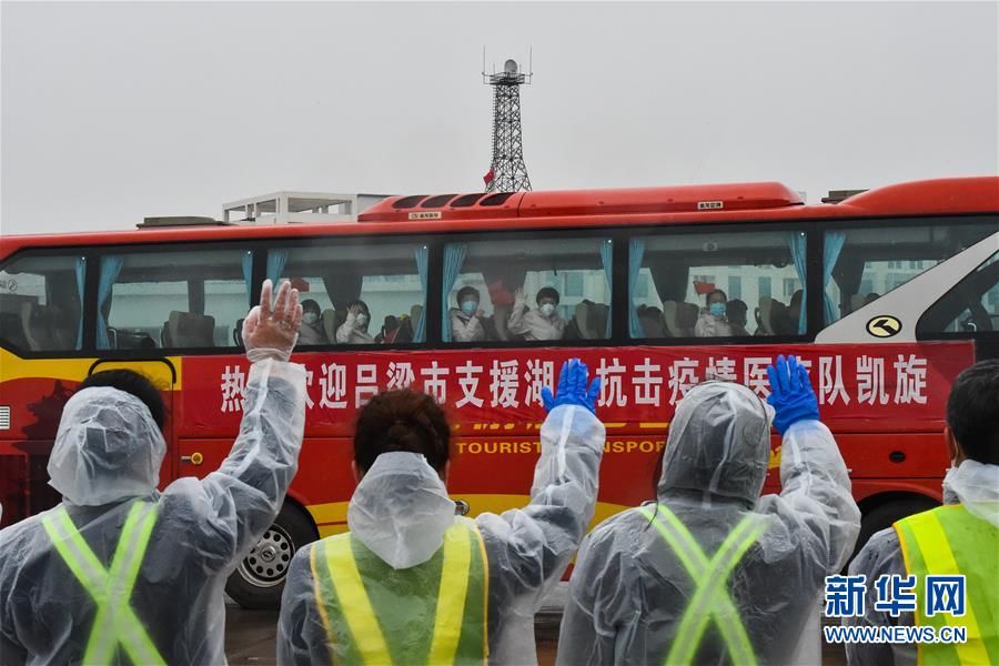  「返回的医护人员」山西省第四批支援湖北医疗队300名队员飞抵太原-新华网