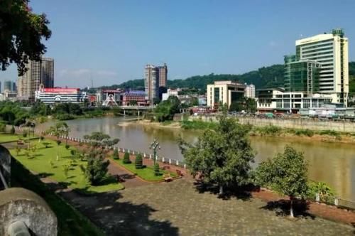  #中国#中国这座小城与越南一河之隔，繁荣度远超对岸越南的省会