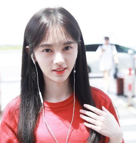 鞠婧祎竟然大庭广众下提裙子!知道了原因却令人心疼……