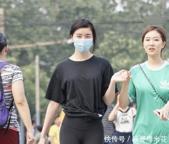  「实不相瞒」实不相瞒，左边穿半透裤子的姐姐更好看