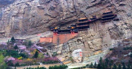 似乎全世界都有把寺庙道院建在悬崖峭壁上的爱好！为什么？