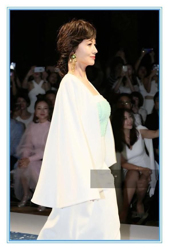 赵雅芝够狠！63岁登T台走秀气场全开，撞上刘雯也丝毫不差！