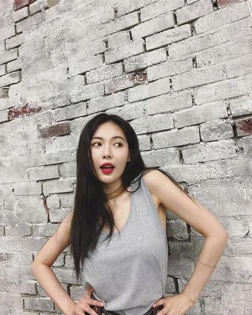 泫雅郑秀妍,同穿吊带背心,谁才是性感女王?网友:短裤赢了!