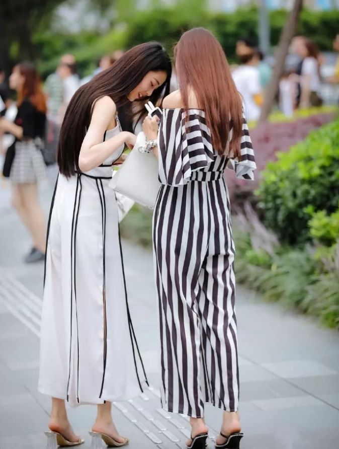 街拍:两位颜值高身材好的小姐姐，你喜欢哪位?