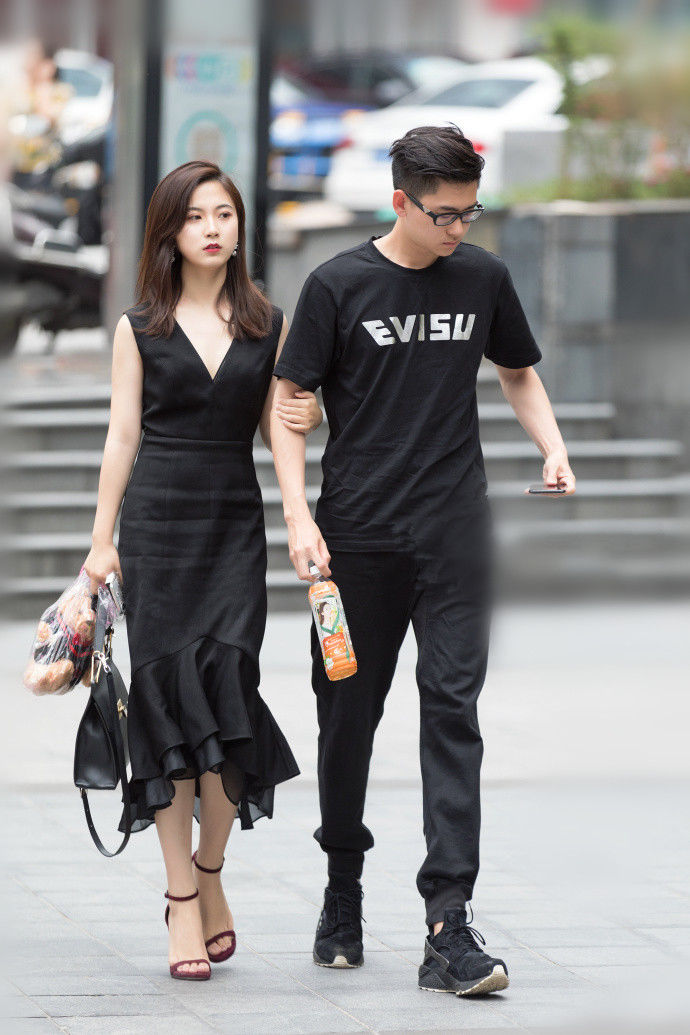 重庆街拍，高配颜值与身材，女神范十足的出街搭配