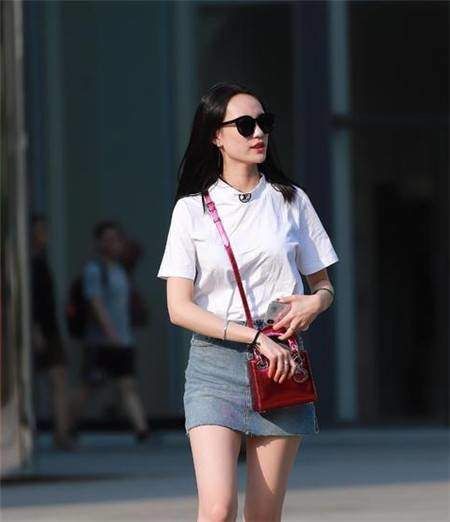 # 美女#迷人性感的美女，修饰不完美的腿部，路人街拍