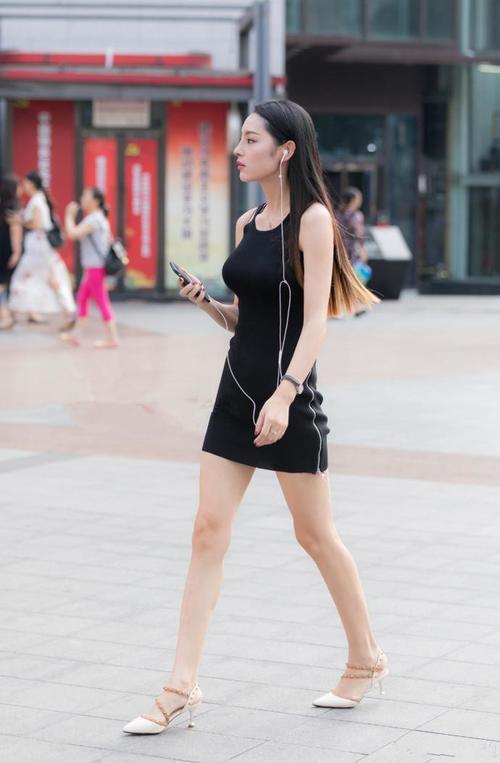 街拍: 图4的女生,虽然不是身材最高挑的,但绝对是最美的!