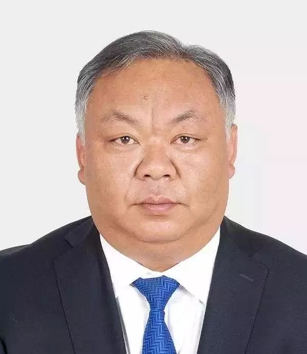 那位白了头的80后干部，当选县政协副主席。