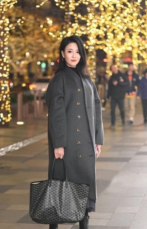 『 底裤』展现甜美气息，街拍：打底裤美女的搭配使得整体魅力提升