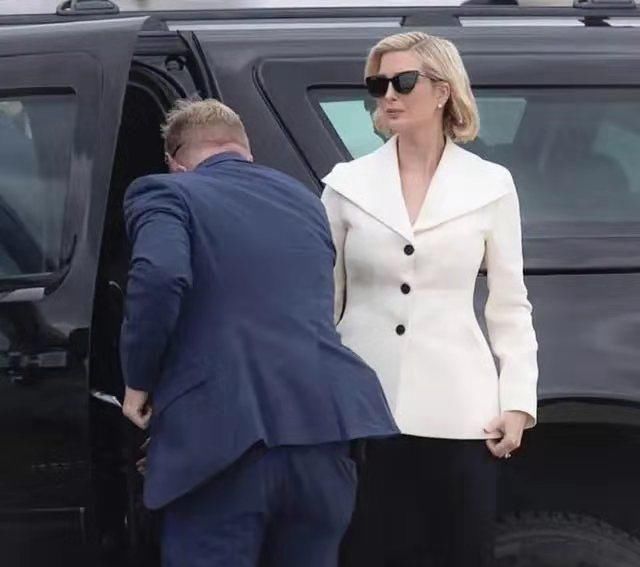  下半身搭配：伊万卡不愧是总统女儿，穿白色西装配9分裤气场强大，身材A爆了