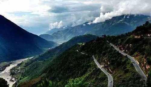 独龙江公路翻越高黎贡山,闯入怒江峡谷最后一个秘境,世外桃源!