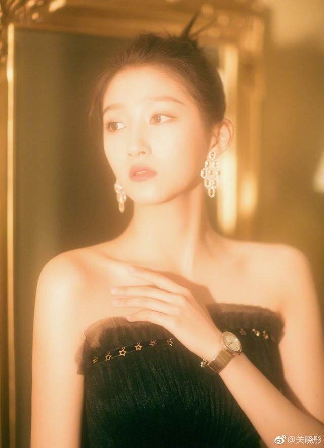 关晓彤身穿黑色抹胸短裙，脱高跟鞋讨文案，网友：你就是最美文案