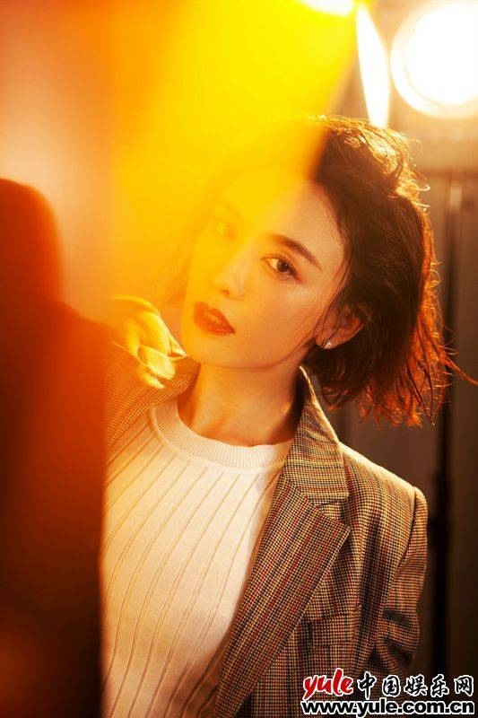 吕佳容时尚大片大秀好身材 露脐西装"女友力"爆棚