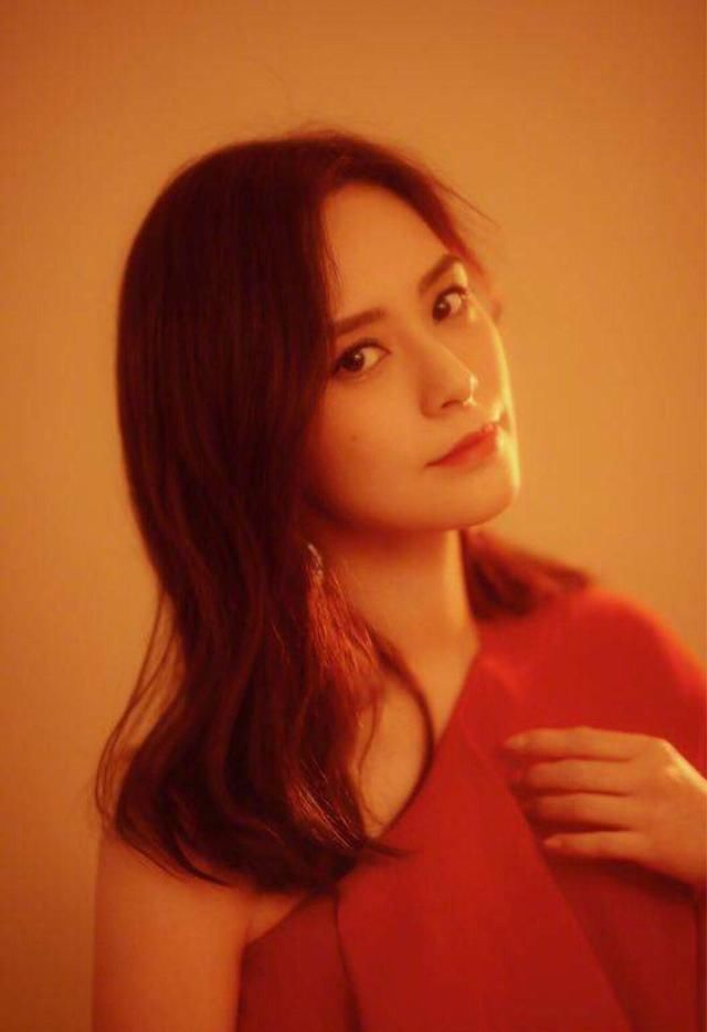 阿娇一袭红色上衣，气质满分，这周福利贴你心动了吗？