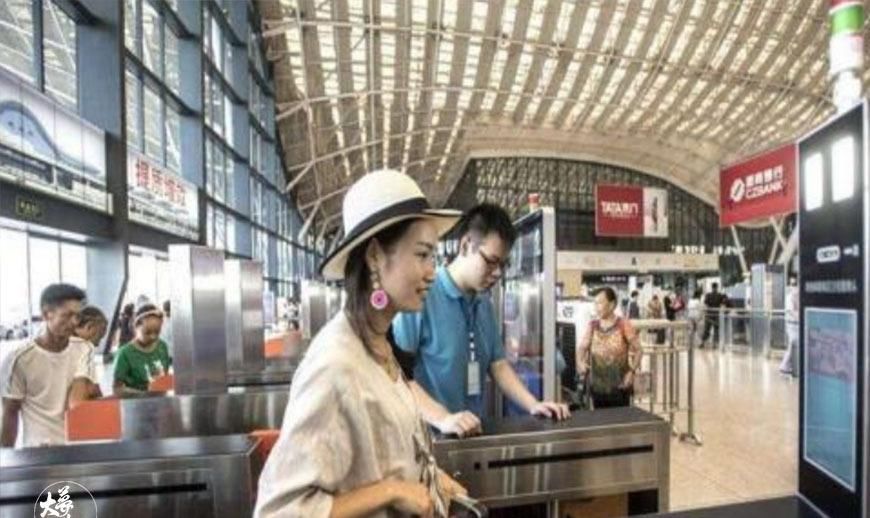  #美女#为什么火车只会播报晚点？不能提前吗？美女乘务员来告诉