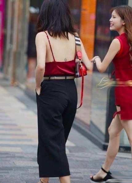 街拍美女:真空出行, 就是那么自信, 有魅力!