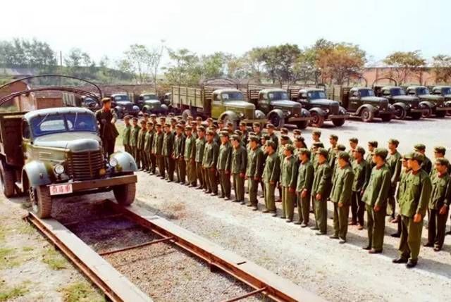 70年代身着65式军服的解放军，条件虽艰苦，但个个精气神十足