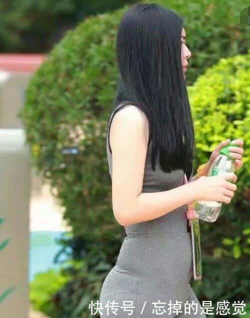 打底裤搭配粉色上衣，减龄了至少10岁，美少女就该这么穿！