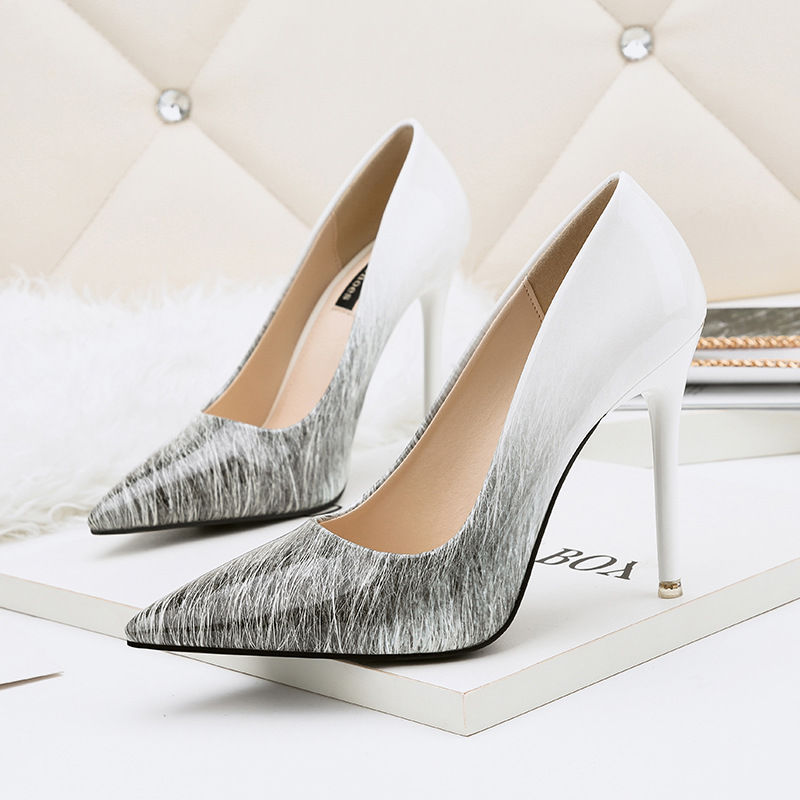 这一定是今年最性感又温柔的高跟鞋了，穿起来比夜店的女人还美