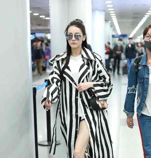 迪丽热巴街拍气场全开，长靴上身比起“老板”杨幂更有女神范！