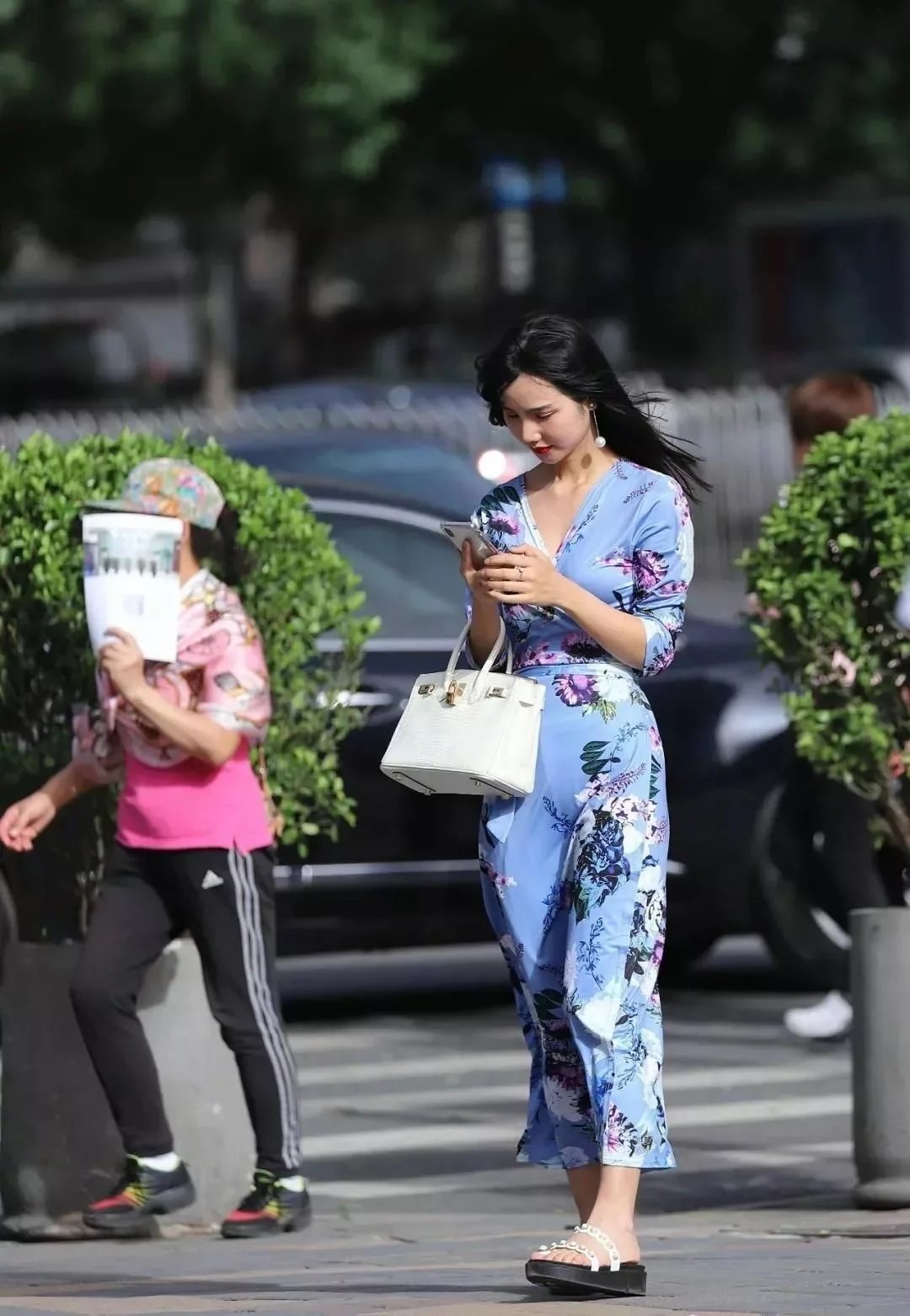 街拍路人，炎热的夏日就该这样打扮自己，无需过多修饰也能美美哒