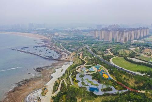 海滨慢道让市民和游客亲海，青岛海滨“装上”风景线，比画卷还美