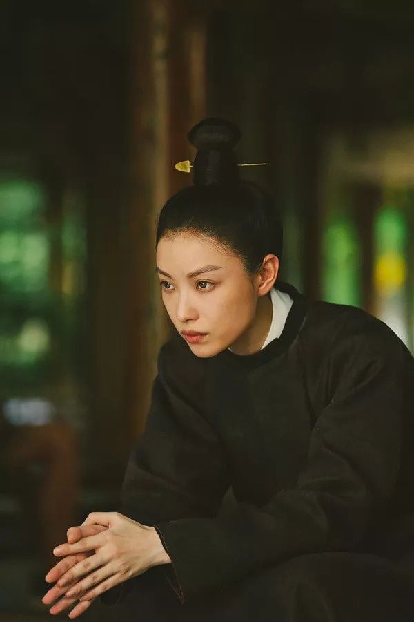 好看| 倪妮素颜扮男装依旧貌美!和精修图无差的好肤质该如何养成?