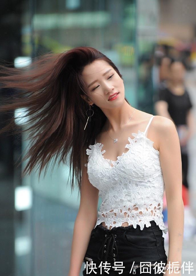  「气质」美女街拍：甜美气质的小姐姐，苗条身姿，特别有魅力！