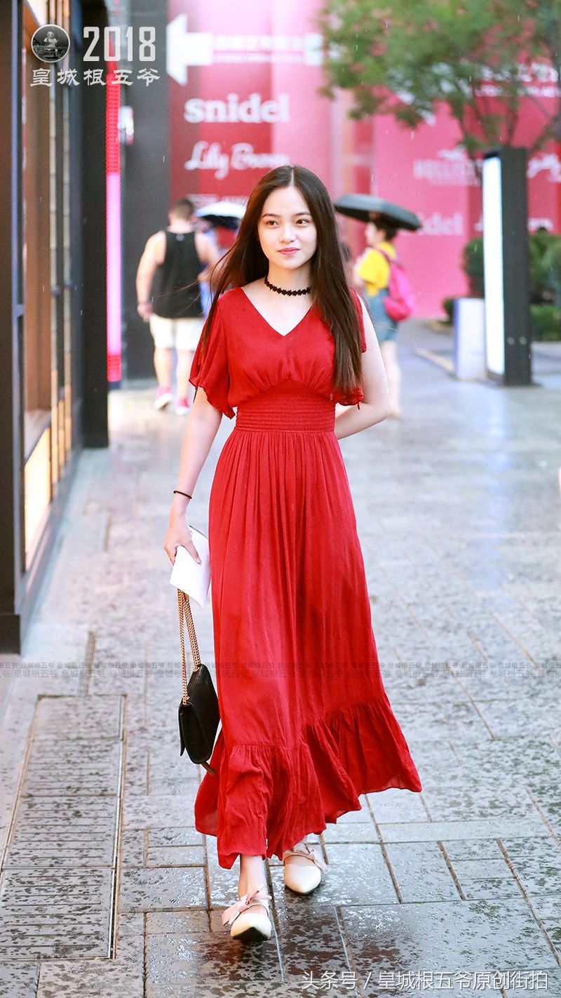 街拍:眼下时髦女人都这样穿，清凉迷人又显女人魅力