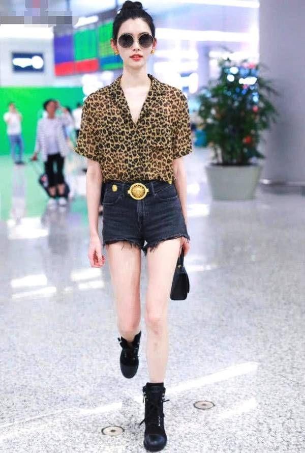 奚梦瑶你还是多吃点饭吧,瘦的衣服都撑不起来了!