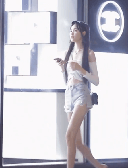街拍:美女高挑身材搭配吊带小背心,网友:脖子以下全是腿!