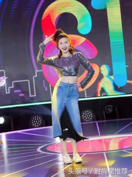 江疏影豁出去了！为凹造型把牛仔裤剪开当裙子穿，不过却意外好看