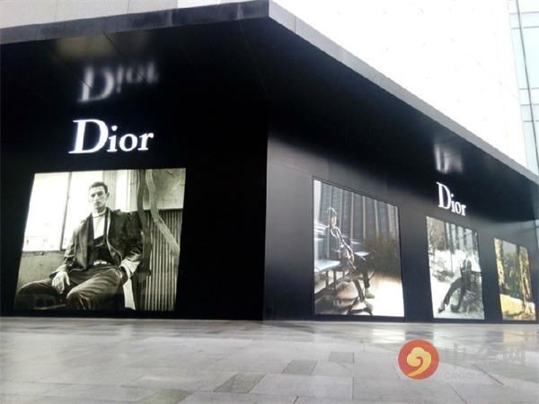  下滑■奢侈品“掐住喉咙”：Q1中国销售额预计下滑40%