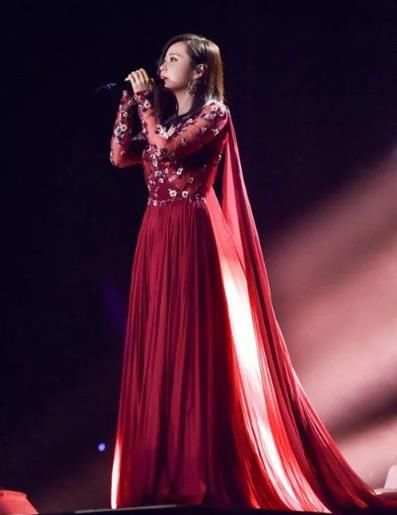 同是秀腿，张靓颖玩下半身消失，而55岁的她一条短裤引来无数掌声